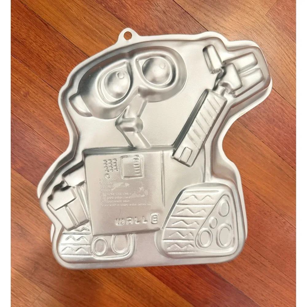 Wilton Cake Pan Disney Pixar Wall-E Aluminum Silver Character 2105-9999
